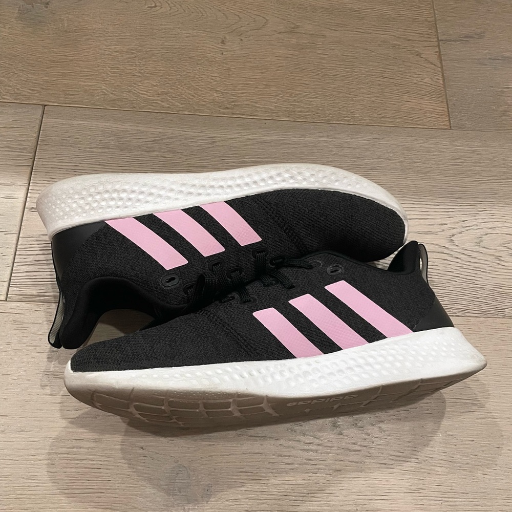 Size 9.5 women’s Adidas cloud foam black with pink stripe. Minimally used.